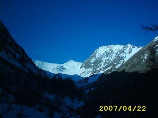 primi raggi di sole,al centrola cima che abbiamo salito
