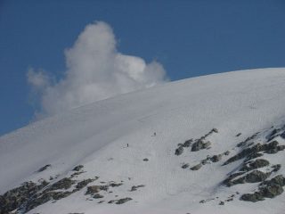 I ripidisti Enrico ed Emilio in discesa dalla calotta di vetta.