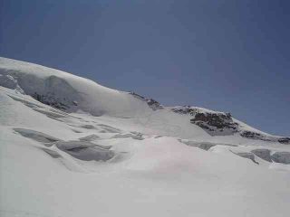 pennellate nella poudreuse vergine sotto la dorsale della schiena d'asino