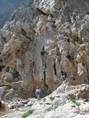 L'attacco della via alla base degli scogli dopo 7 doppie