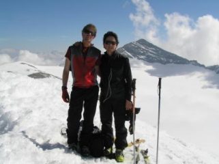 Gio e Marco sul Breithorn copn il motne leone alle spalle
