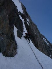 Il rpimo tiro, neve compatta a 80° con uscita esilissima e improteggibile