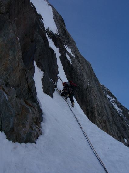 Il rpimo tiro, neve compatta a 80° con uscita esilissima e improteggibile