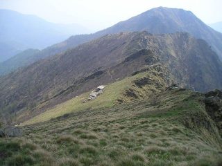 l'alpe san rocco e sullo sfondo l'arbella