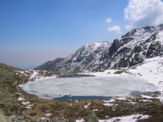 Il lago Sottano ancora parzialmente gelato