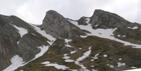 Pizzo di Camarda dallo stazzo di Solagne - evidenti i due canali di Nord Est