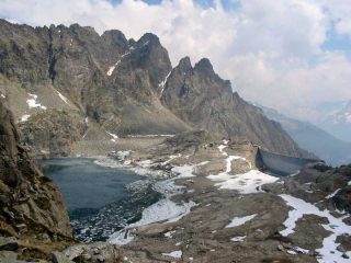 Il rifugio Carlo Emilio dal sentiero