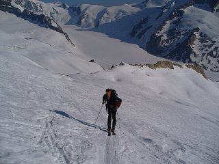 Paolo in salita. Sullo sfondo lo sperone della Finsteraahornhutte