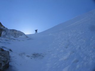 la parte finale e l'uscita del ripido canale, durante la salita