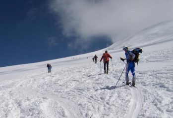 Pietro verso il colle Lys... per non perdere il ritmo c'è appena il tempo di fare una foto