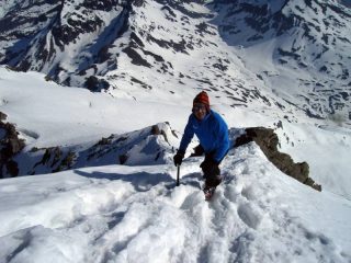 Michelino pochi metri sotto la punta...i forzati pistaioli sono già in basso...
