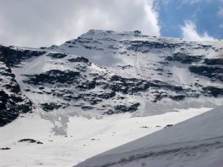 la parete: in basso a sn il canale, e in alto la parete sommitale