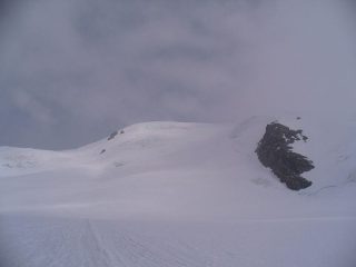 La cima a tratti nascosta dalle nuvole
