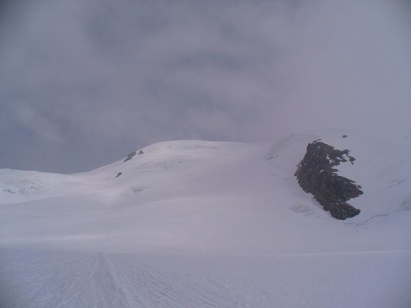 La cima a tratti nascosta dalle nuvole