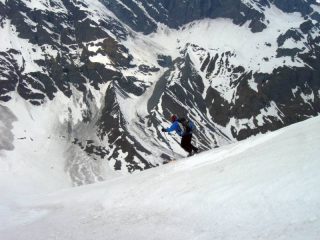 Michelino entra nel canale finale. Sullo sfondo le ripide ed espostissime balze di accesso alla Plattes des Chamois