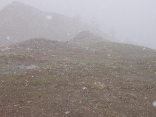nebbia e neve in cima