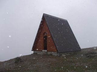 la cappella in ricordo delle vittime dell'incidente con l'elicottero