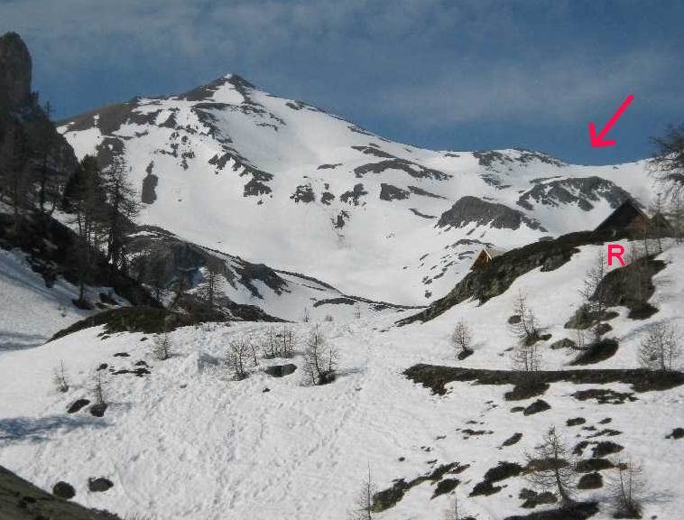 Cima di Raisin e Colle (Freccia) dai pressi del rifugio (R)