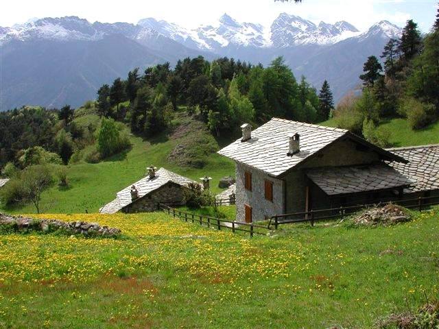 Le baite di Pratsse e sullo sfondo, Cima Piana, Avic e Revic