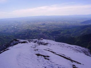 dalla cima uno sguardo sulla pianura,al centro la rocca di cavour