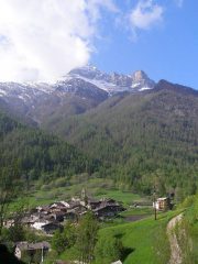 Il Pelvo d'Elva visto poco sopra la frazione Chiesa