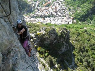 Prime verticalità, sullo sfondo il paese Tende.