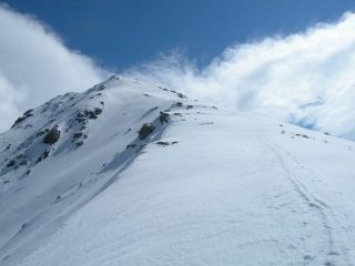 La vetta con il dolce canalone di discesa