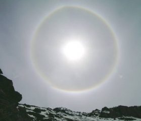 Il sole coronato della discesa