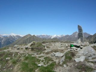 sulla punta tre vescovi, sfondo: gruppo del M. Bianco