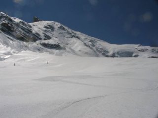 firn primaverile perfetto, con neve e ghiacciai luccicanti durante la discesa di oggi