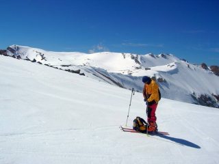 Vento al colle, Mario si veste. Alle spalle il Galambra e le leggere tracce dei primi a scendere