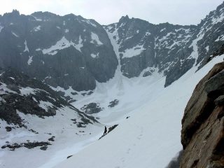ecco davanti a noi il bel canale Nord-Ovest della Cima dell'Agnel (20-5-2007)