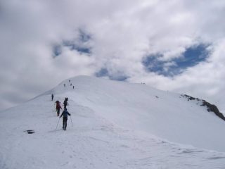 Salendo sulla cresta finale verso la vetta.