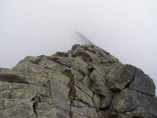 Un passaggio molto esposto ma facile della Cresta, dietro forse la Quinzeina?