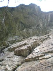 il tetto che ripara la falesia dalla pioggia