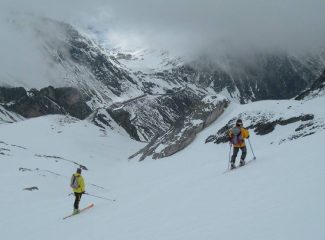 in discesa nel vallone di destra, in fondo il Colle del Gran San Bernardo