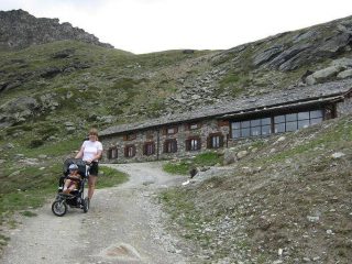 davanti al rifugio chalet de l'épée