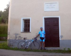 davanti alla chiesetta di saccona