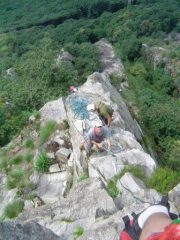 paolino in sosta tra il 2° e il 3° tiro della seconda parte, sotto di lui lo sviluppo della via