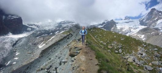 Paola in cresta al rientro con sfondo Mezzalama e Rif. Guide nelle nubi