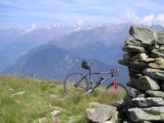una scapin a cima mares sullo sfondo il gran paradiso