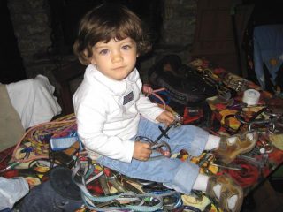 Nicole aiuta il nonno a preparare lo zaino