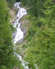 Una cascata che alimenta il lago