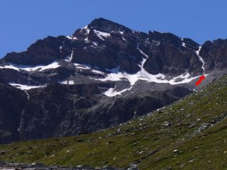 La Punta Nera della Grivola dal Rifugio Sella, la freccia indica il canale di salita