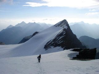 ultimi passi prima della cima della grivola nera. Sullo sfondo la Grivola Rossa, raggiunta poco dopo