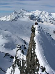 L'anticima con lo sfondo del Monte Rosa.