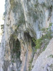 La grotta al centro della parete