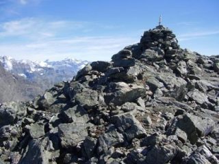 L'arrivo sulla panoramica cima, sullo sfondo il Gr. Paradiso