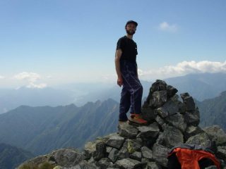 In cima al Pedum, sullo sfondo i Corni di Nibbio.