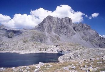 Il versante meridionale del Cornone di Blumone dai pressi del rifugio Tita Piazzi (Lago della Vacca)